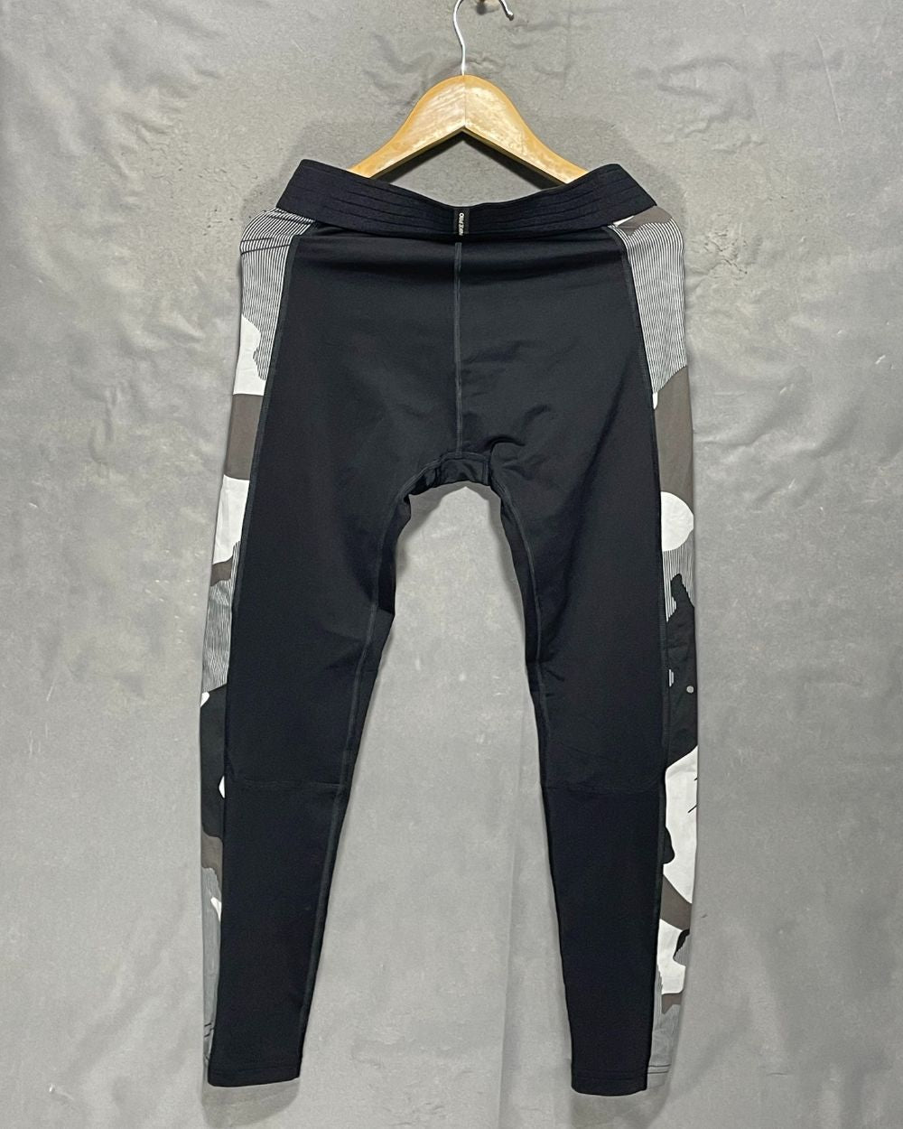 Nike Black Sport Gym Tights For Girls Small | ThriftHub.pk