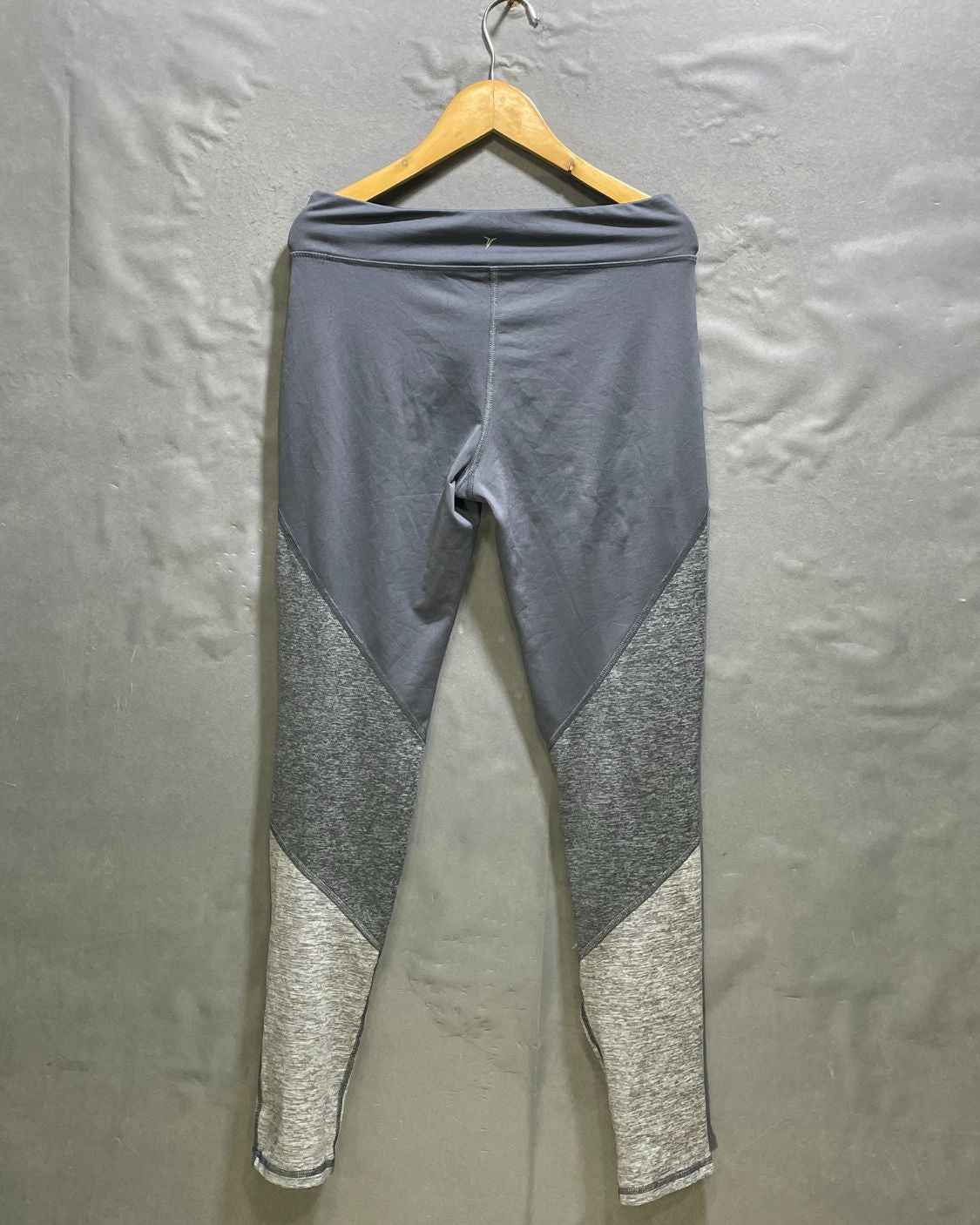 Old Navy Gray Sport Tights For Women XL | ThriftHub.pk