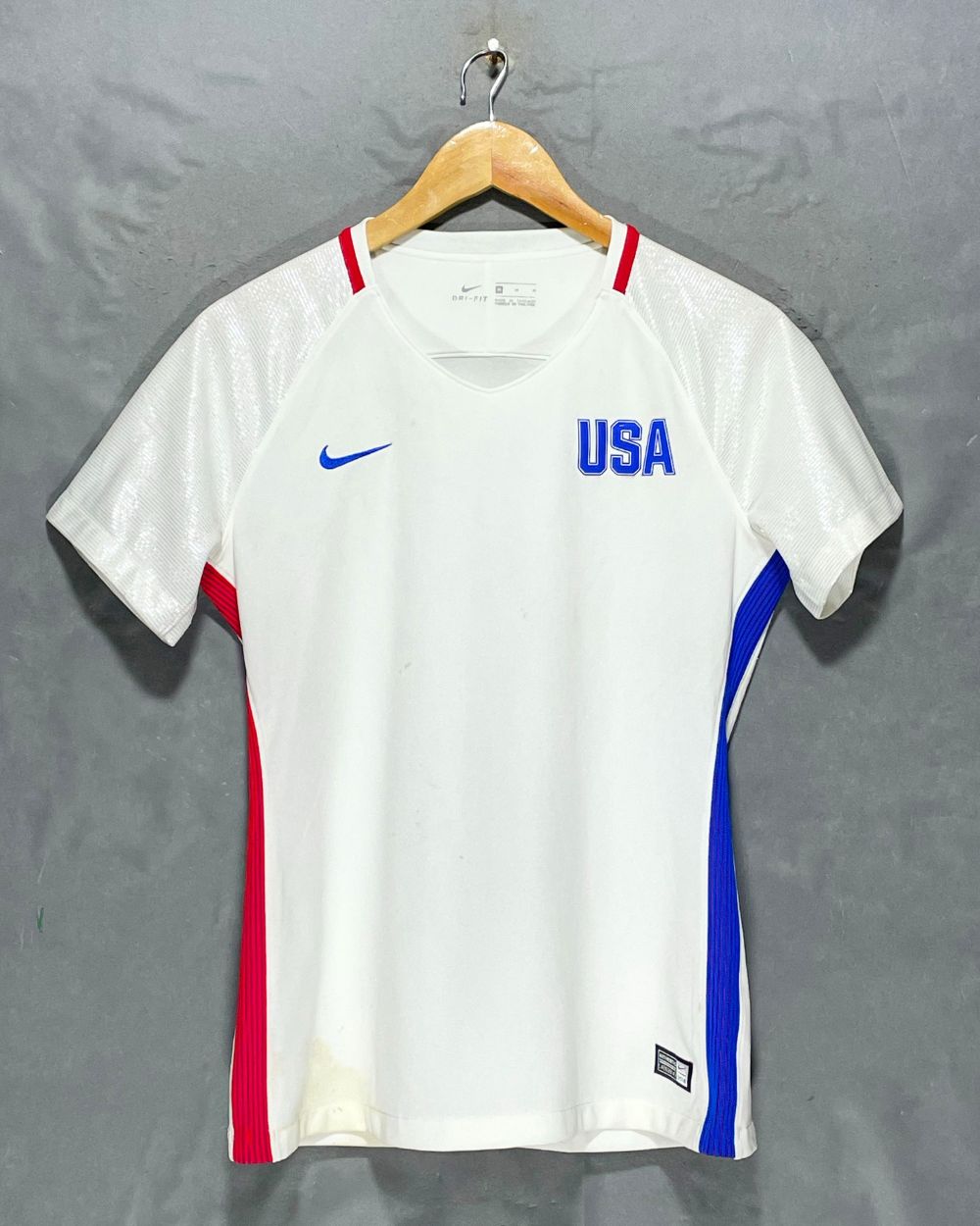 Nike White Sport T Shirt For Women M | ThriftHub.pk